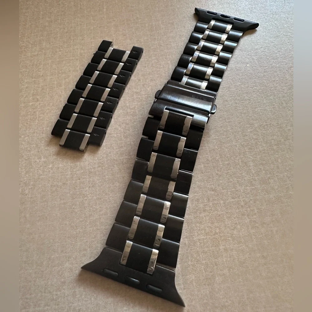 Stainless Steel Black and Silver Apple Smartwatch Band - Adjustable 42/44/45MM